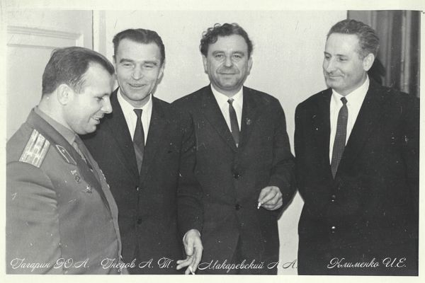 гагарин_в-компании18EAC7C1-8E42-E2E1-8325-27EC07D88289.jpg