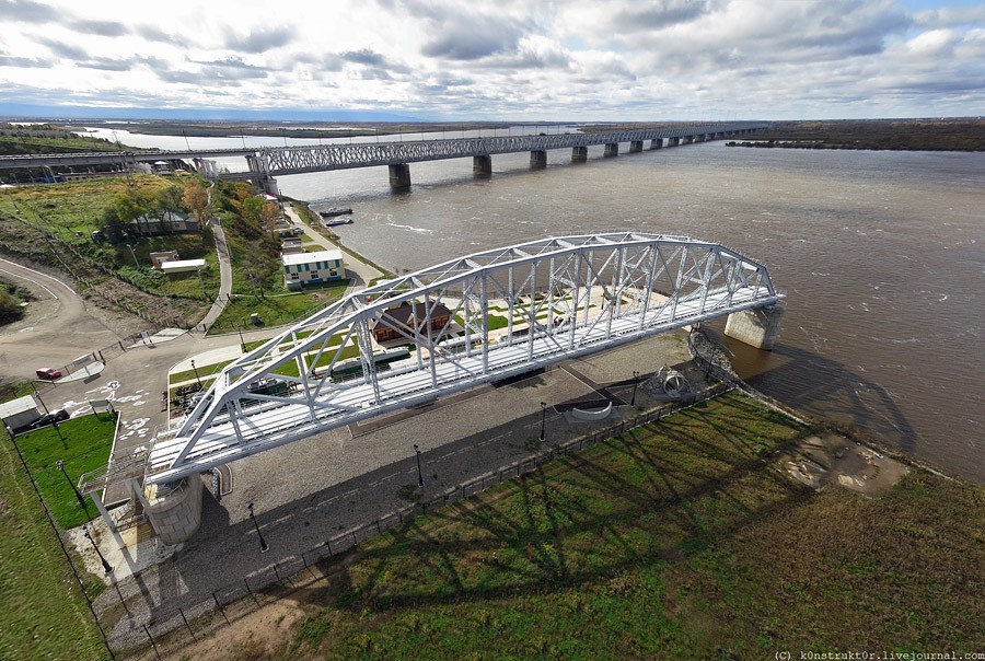 Реконструированный мост через Амур у Хабаровска