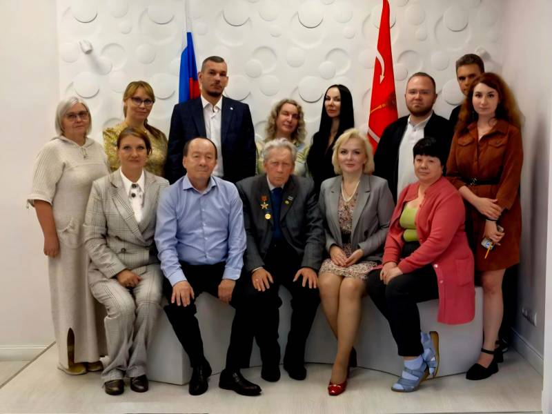Бендицкий Борис Львович вручил диплом Академика ПАНИ директору Центра социальной помощи семье и детям Московского района Скачковой Елене Борисовне.