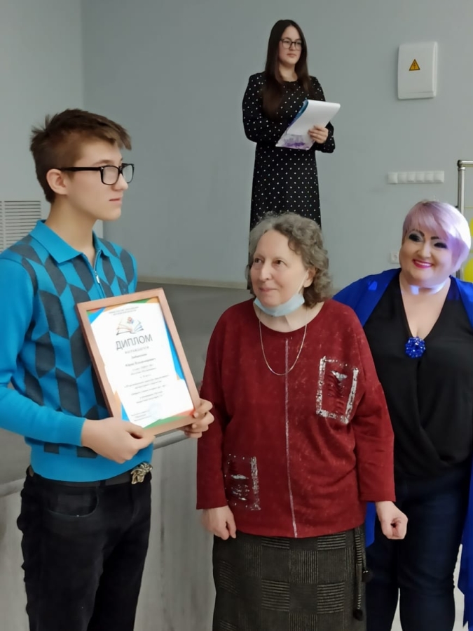 Елена Камшилина и Татьяна Морозова вручают Юрию Любинскому награду