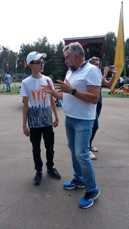 Председатель Комитета Мособлдумы Олег Жолобов дает совет, как бросать дротики в дартсе Алексею Мкртычяну