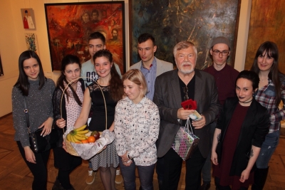 Николай Закрытный принимает поздравления от своих молодых коллег, бывших выпускников МГИК